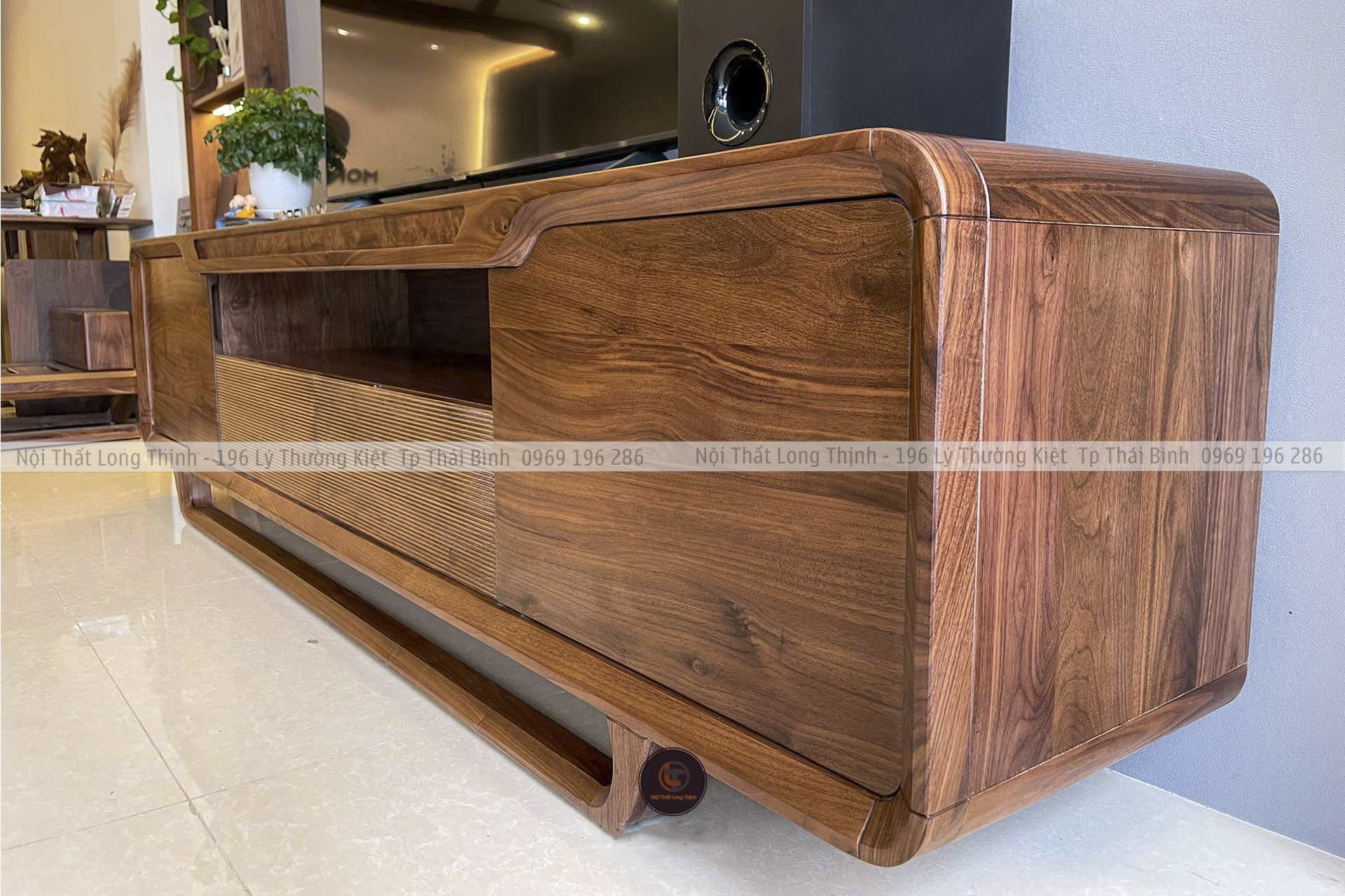 Kệ tivi gỗ óc chó KTV07